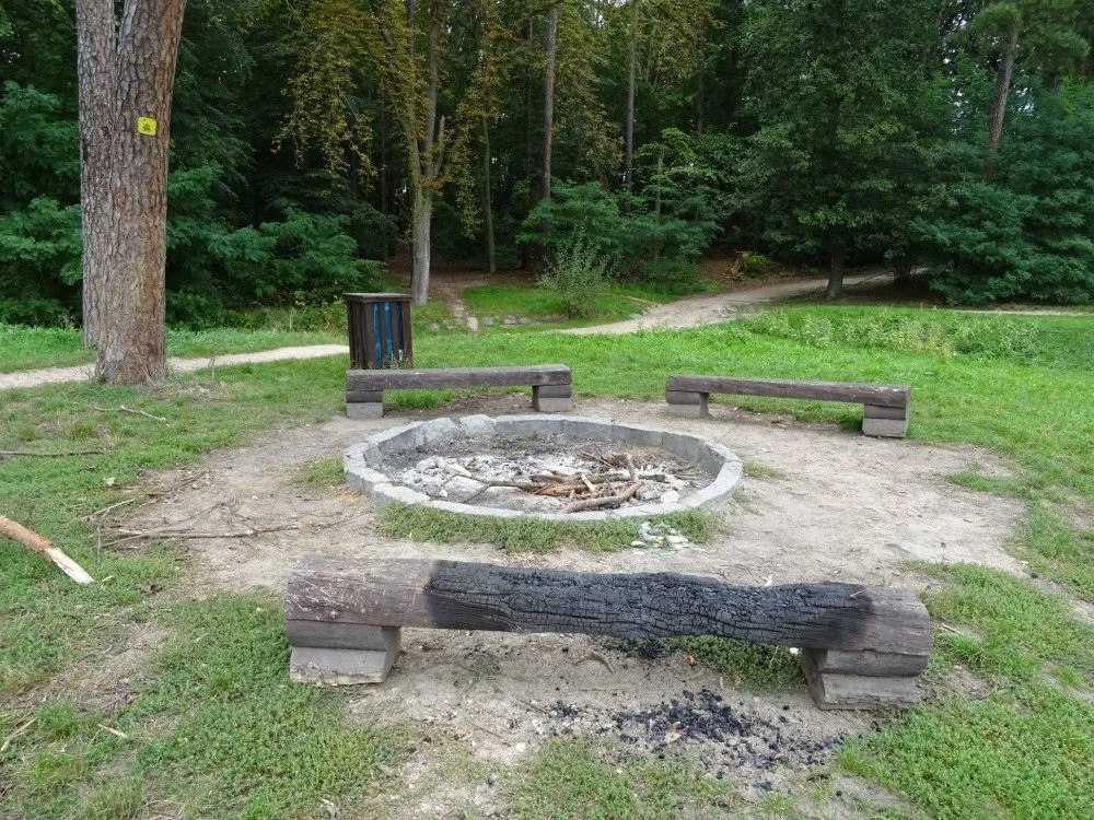 Vandalové lavičku podpálili