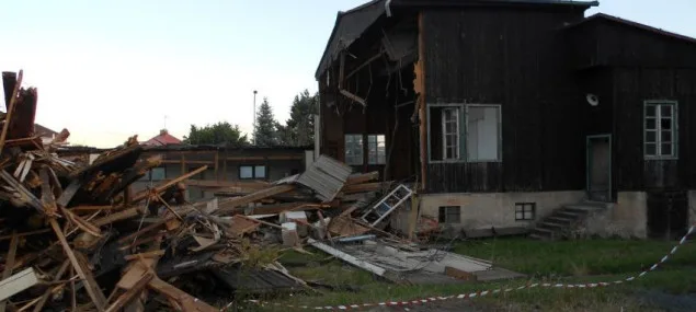 Napůl zbouraná stará sokolovna na Pouchově