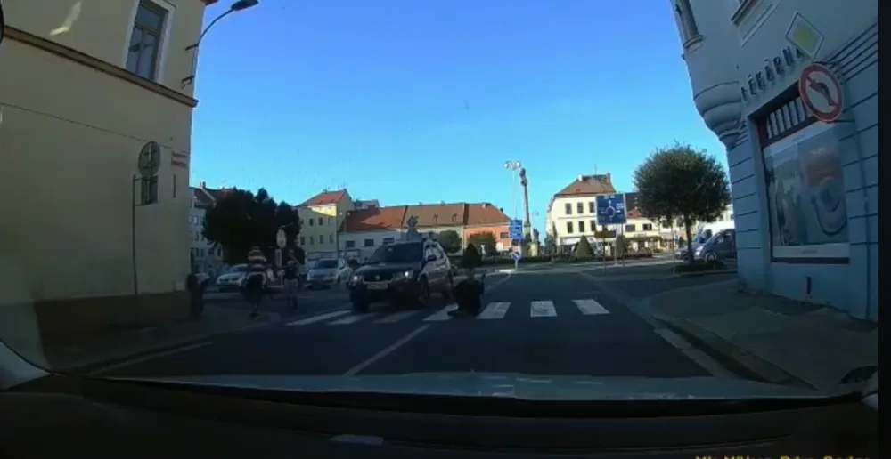 Mladíci si našli hroznou zábavu