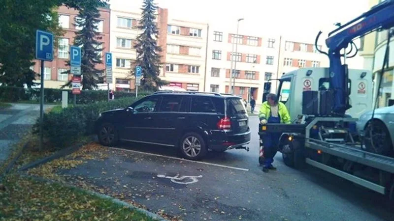 Odtah z místa, kde řidič nemohl parkovat. (vpravo)