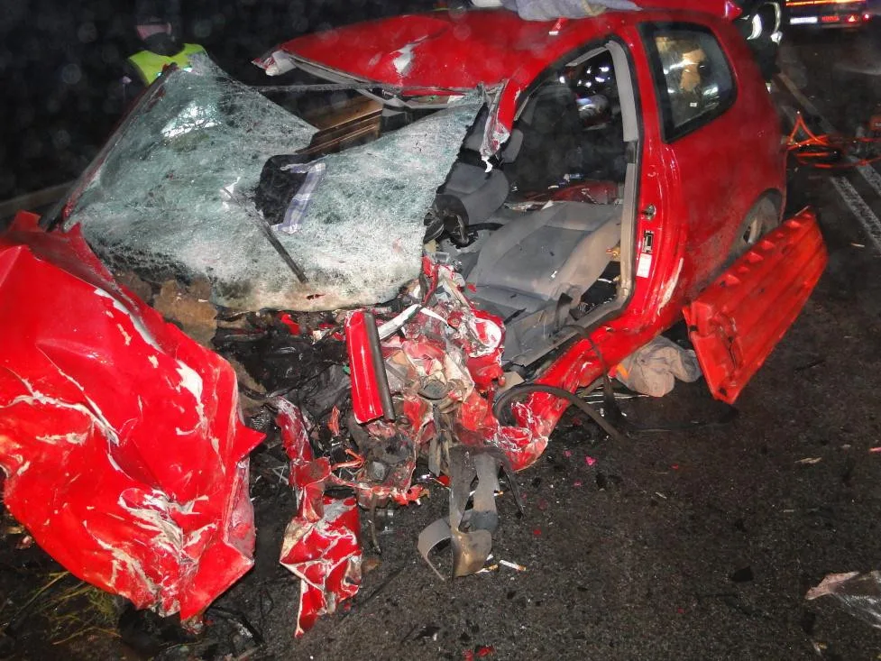 Auto zůstalo po střetu zcela zdemolované