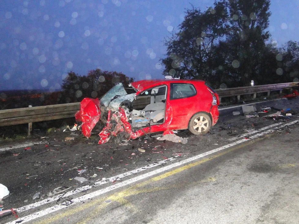Auto zůstalo po střetu zcela zdemolované