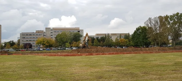 Výstavba provizorního parkoviště u nemocnice.