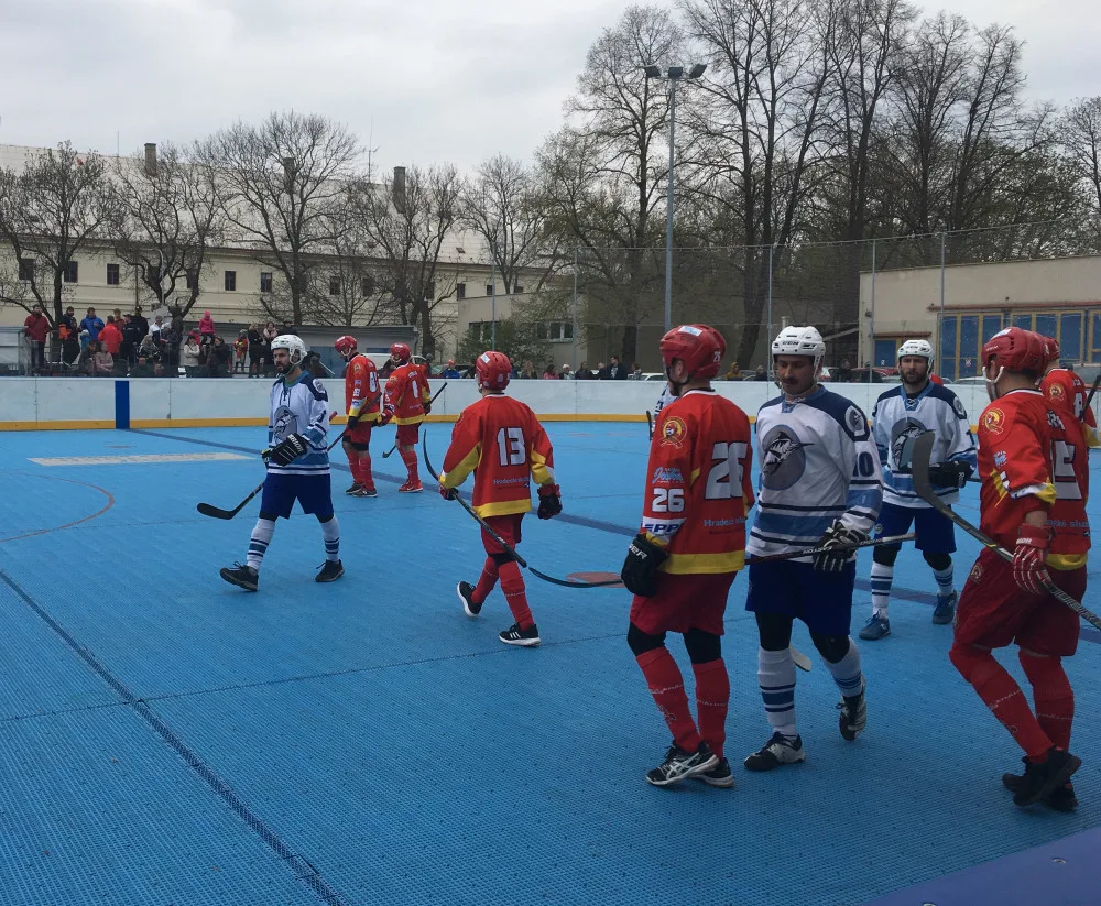 V dalším kole hokejbalové extraligy na sebe narazila Plzeň s Hradcem.