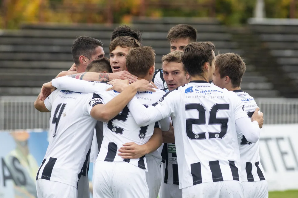 Hradečtí fotbalisté slaví výhru proti Vítkovicím!