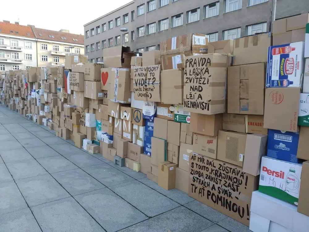 Replika zdi, jakožto jeden z nejvýraznějších symbolů sametové revoluce.