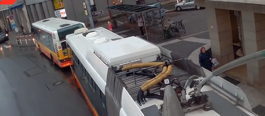 Záběry z jízdy trolejbusu centrem města