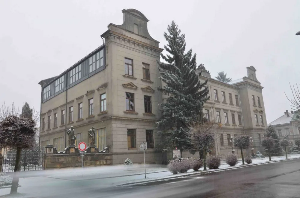 Sochy před hořickou sochařskou školou projdou revitalizací.
