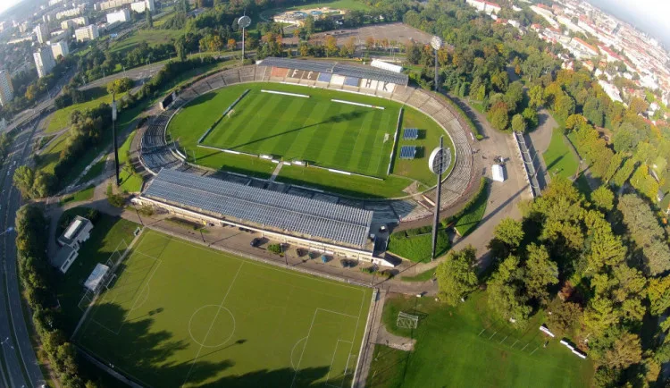 Budoucí fotbalové arény v Hradci a Pardubicích jsou stále na stejném startu. Kdo protne ale pásku první?