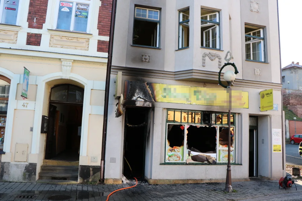 Bistro v centru Trutnova v sobotu dopoledne pohltily plameny. Škoda je 800 tisíc korun
