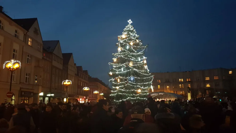 Hradec poprvé rozsvítil vánoční výzdobu po celém městě, desítky lidí to sledovaly přímo z náměstí