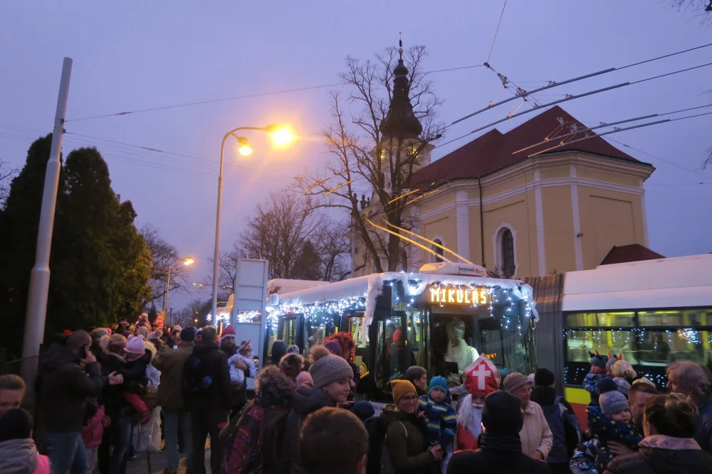 Mikulášský trolejbus opět po roce brázdil ulice Hradce. Kniha hříchů se při rekordním zájmu skoro nezavřela