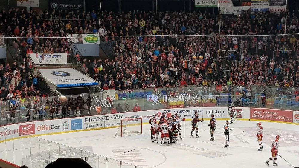 Hradečtí hokejisté v duelu se Spartou