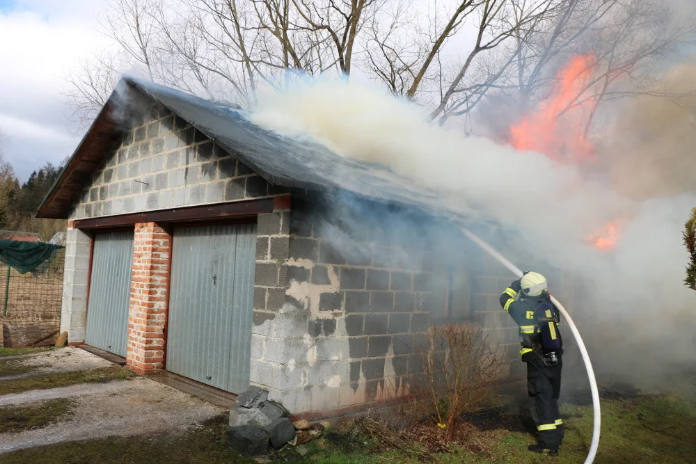Při opravě střechy po vichřici vznikl požár a garáž lehla popelem.