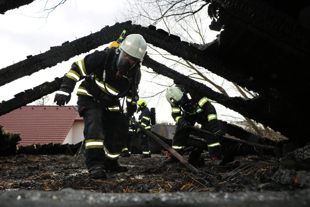 Při opravě střechy po vichřici vznikl požár a garáž lehla popelem.