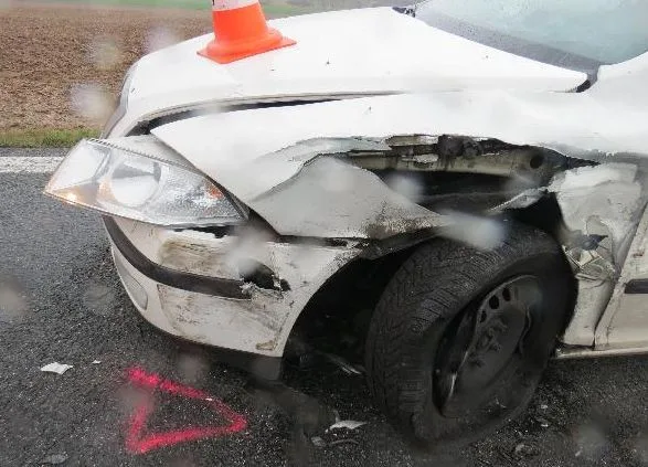 Auto do kterého řidička nabourala