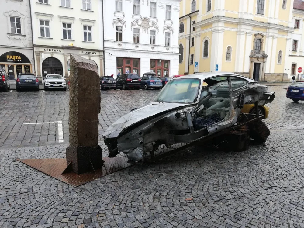 Exponát před GMU Hradec Králové.