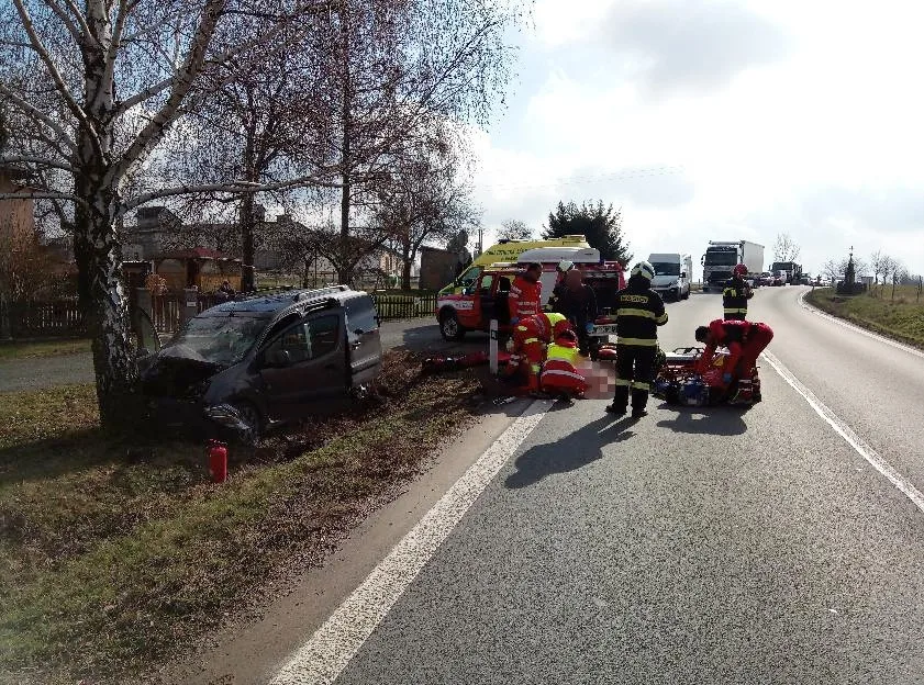 Nehoda osobní auta v obci Podbřezí.