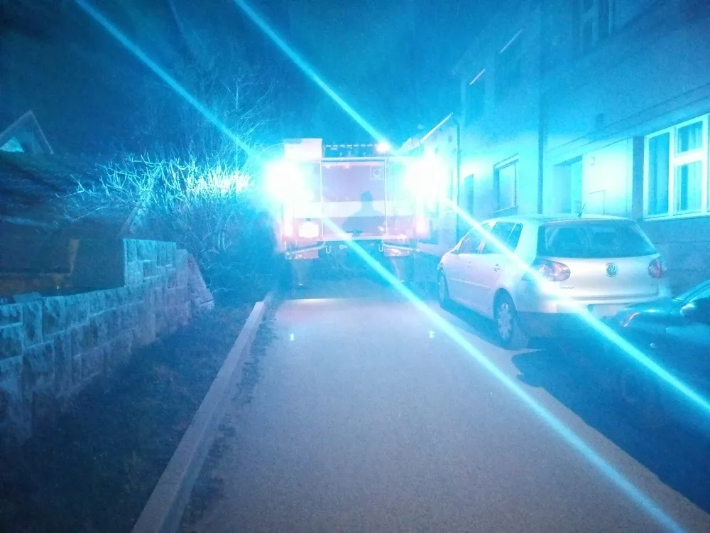Hasiči se špatně dostávali k požáru