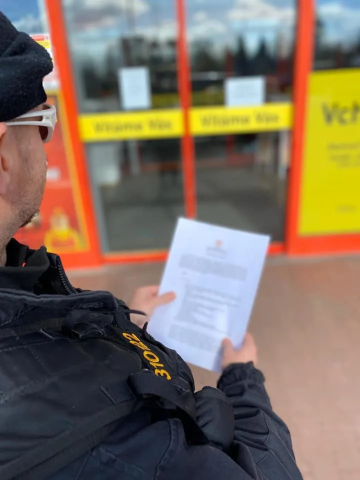Policisté kontrolují uzavřené ocbhody. Za porušení hrozí vysoké pokuty.