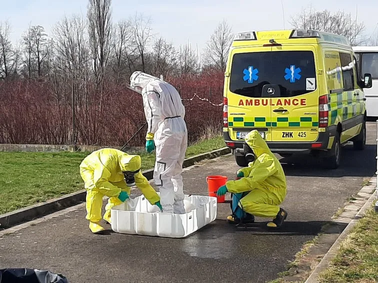 Dekontaminace záchranářů u Fakultní nemocnice Hradec Králové.