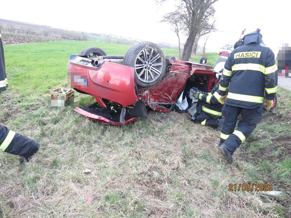 Opilý řidič převrátil auto na střechu