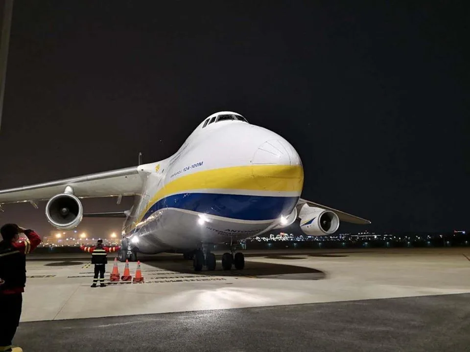 An-124 Ruslan na letišti v Pardubicích.