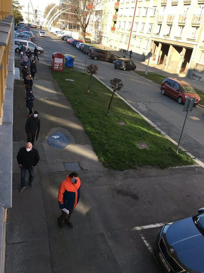 ranní fronta před Finančním úřadem v Hradci Králové