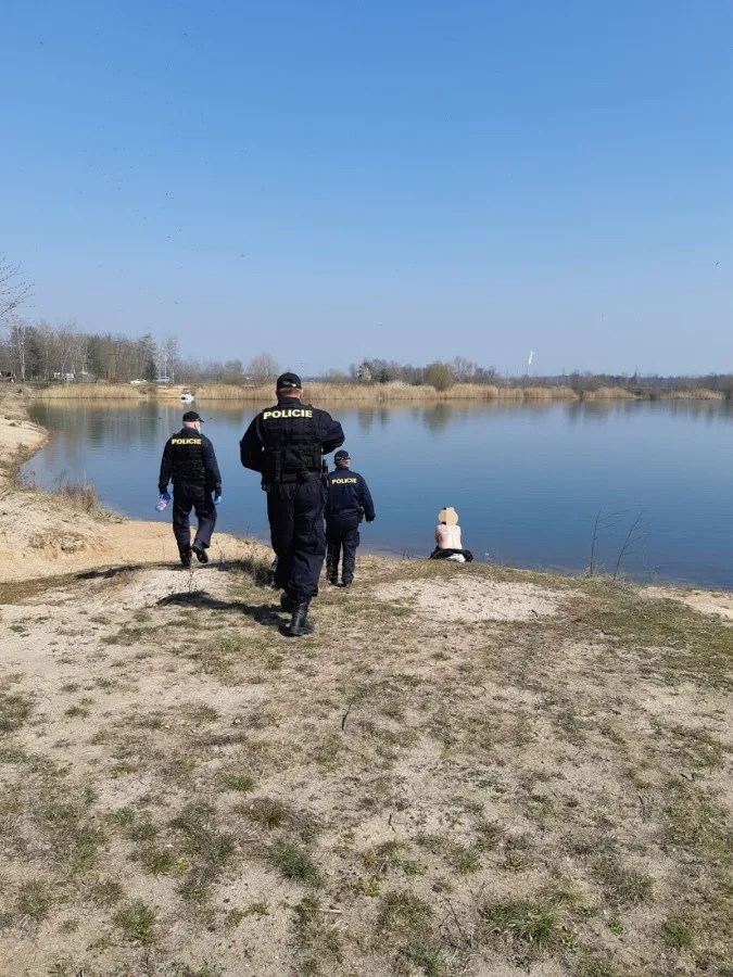 Pěkné počasí ven vylákalo nudisty. Policisté je donutili nasadit si roušky