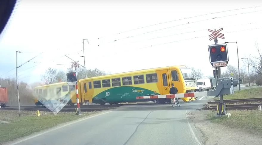 Cyklista z přejezdu v Hradci Králové se sám přiznal na policii. Dostal pokutu 2,5 tisíce korun