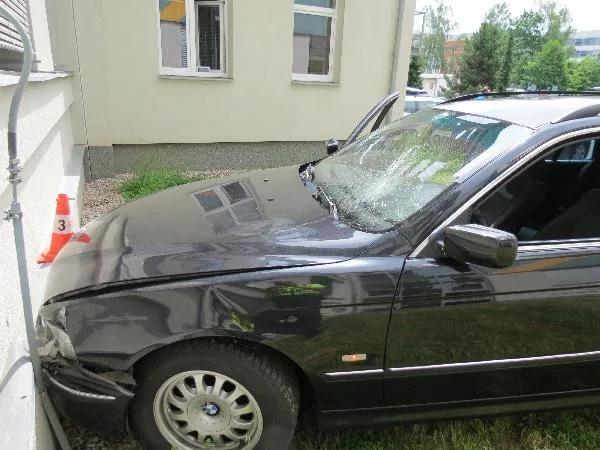 Auto skončilo po zběsile honičce ve zdi jedné z budov v areálu Fakultní nemocnice