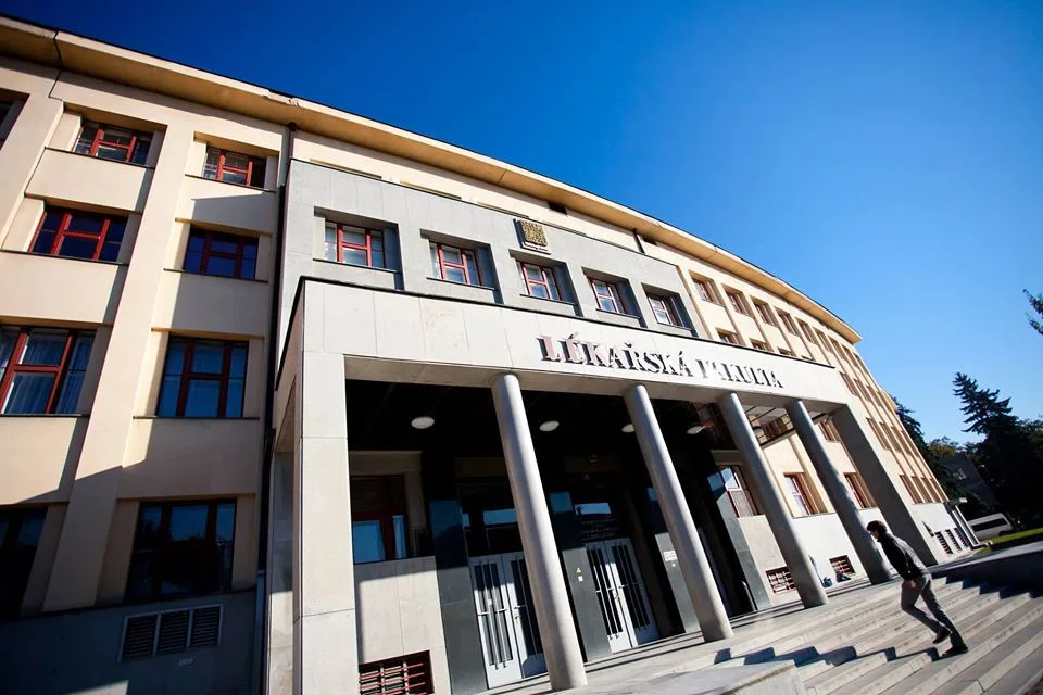 Lékařská fakulta v Hradci Králové Univerzity Karlovy.