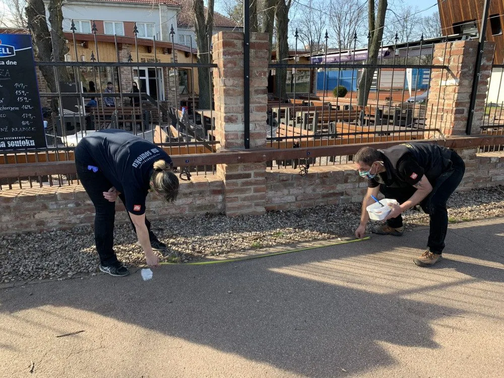 Policie v Hradci Králové měřila lidem rozestupy ve frontě na pivo.