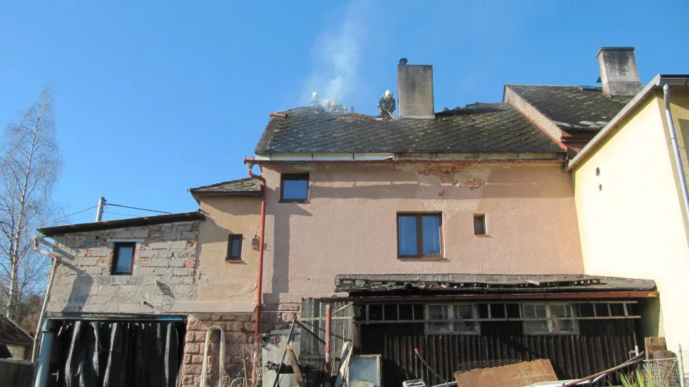 Požár střechy rodinného domu ve Stárkově