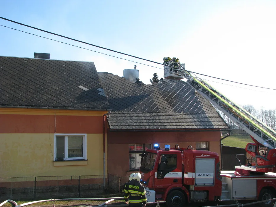 Požár střechy rodinného domu ve Stárkově