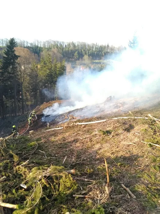 Požár větvípři těžbě dřeva ve Vamberku