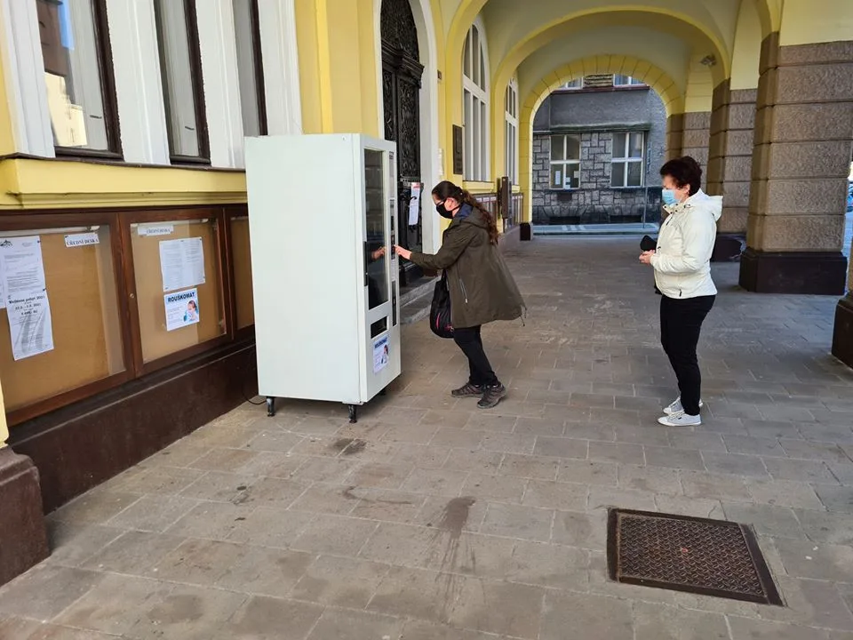 Rouškomat na náměstí v Náchodě.