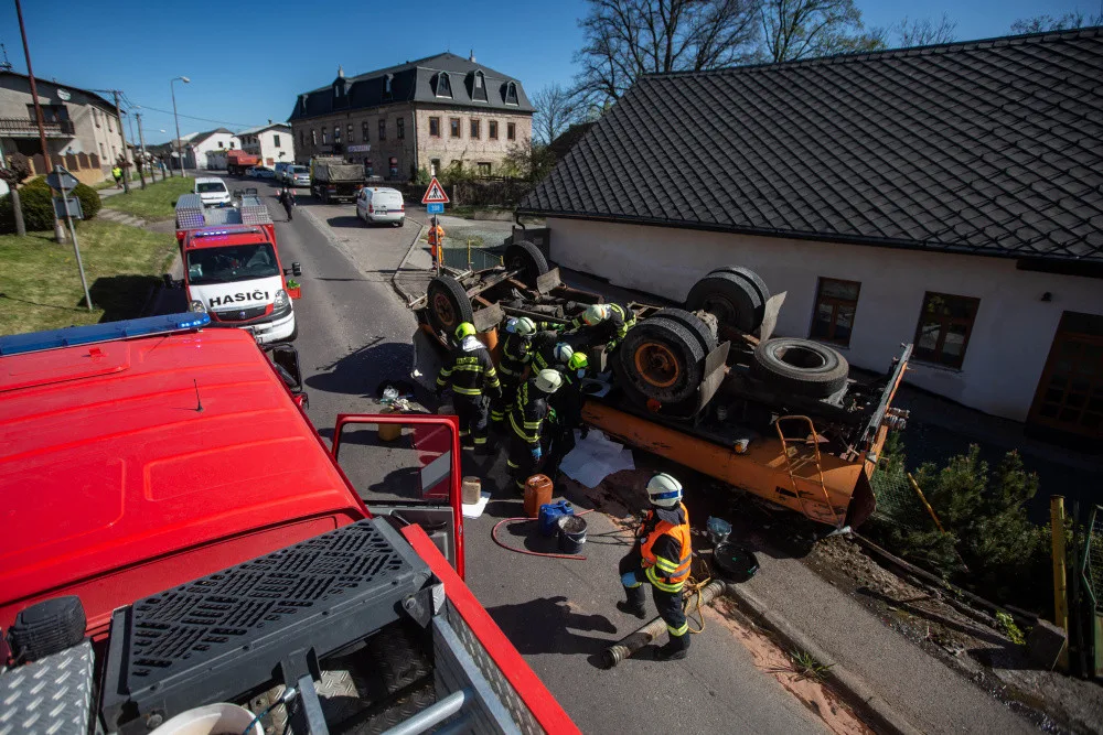 V Bohuslavicích se převrátila cisterna plná vody. Skončila podvozkem vzhůru