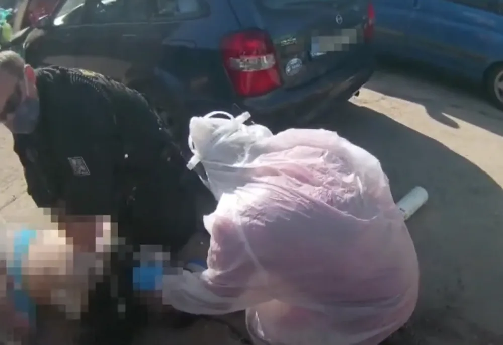 Policejní hlídka pomohla záchranářům se záchranou muže. Střídali se při resuscitaci
