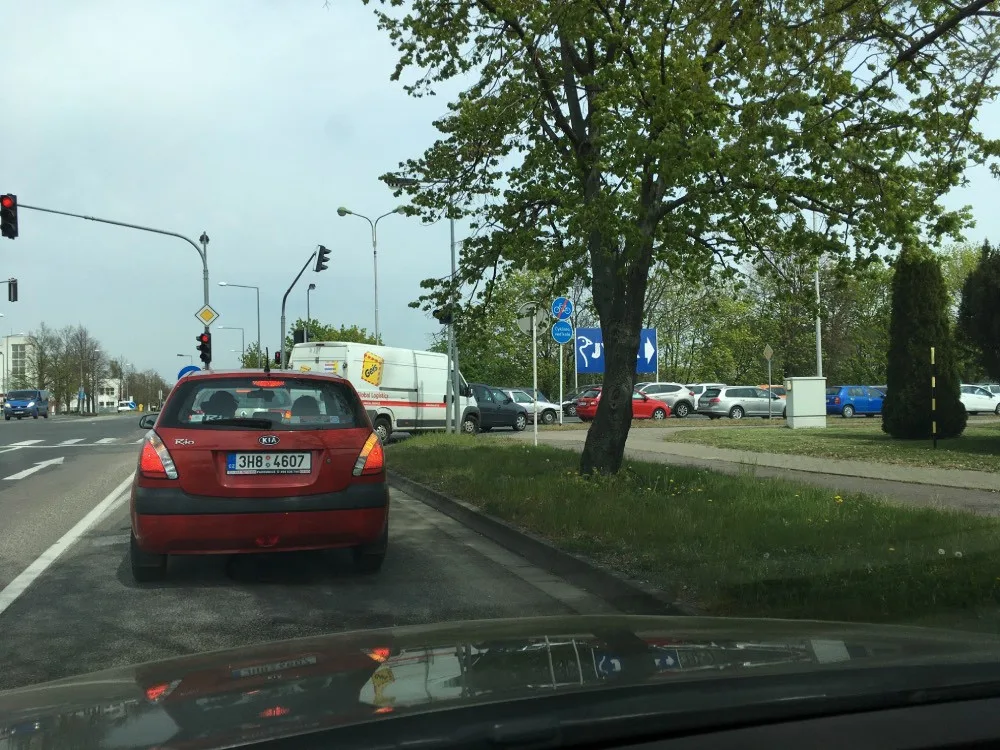 Doprava kolem rychlého občerstvení v Hradci stojí. Fronty na burger mají i přes čtvrt kilometru