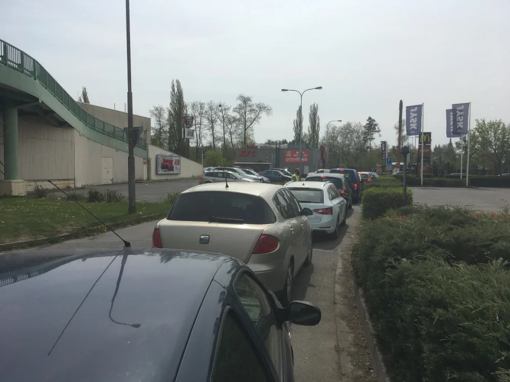 Doprava kolem rychlého občerstvení v Hradci stojí. Fronty na burger mají i přes čtvrt kilometru