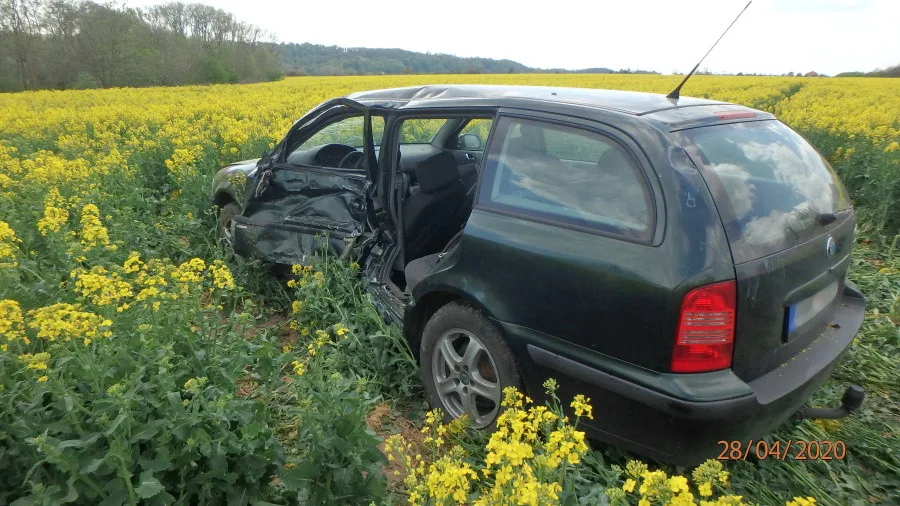 Řidička osobního vozu nepřežila srážku s motorkářem. Toho do nemocnice transportoval vrtulník