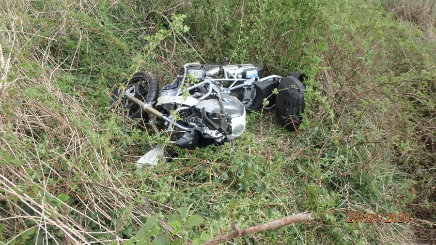 Řidička osobního vozu nepřežila srážku s motorkářem. Toho do nemocnice transportoval vrtulník