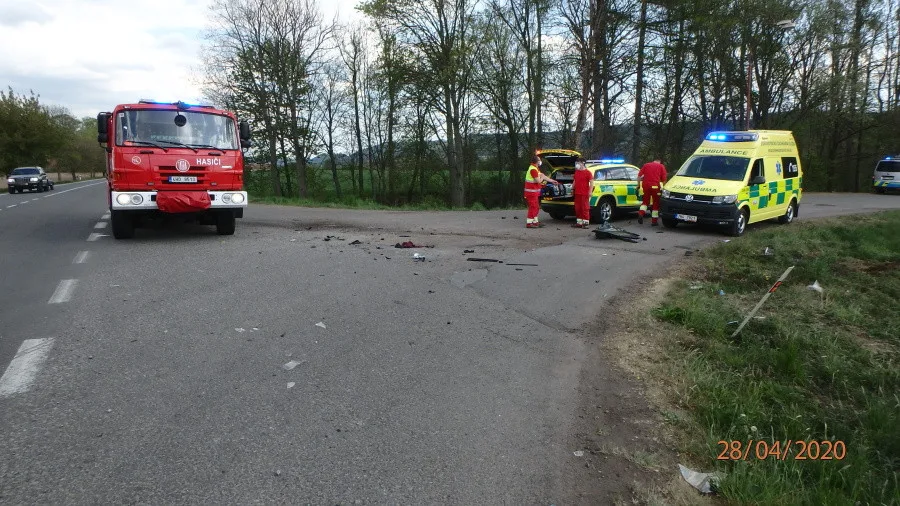 Řidička osobního vozu nepřežila srážku s motorkářem. Toho do nemocnice transportoval vrtulník