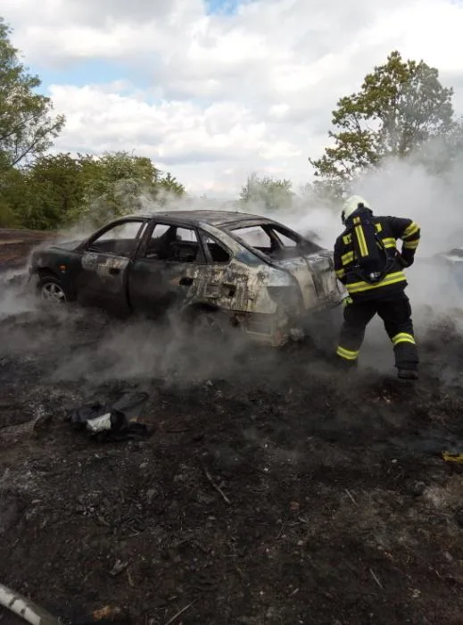 Auto na kupě po pálení čarodějnic u Rožnova