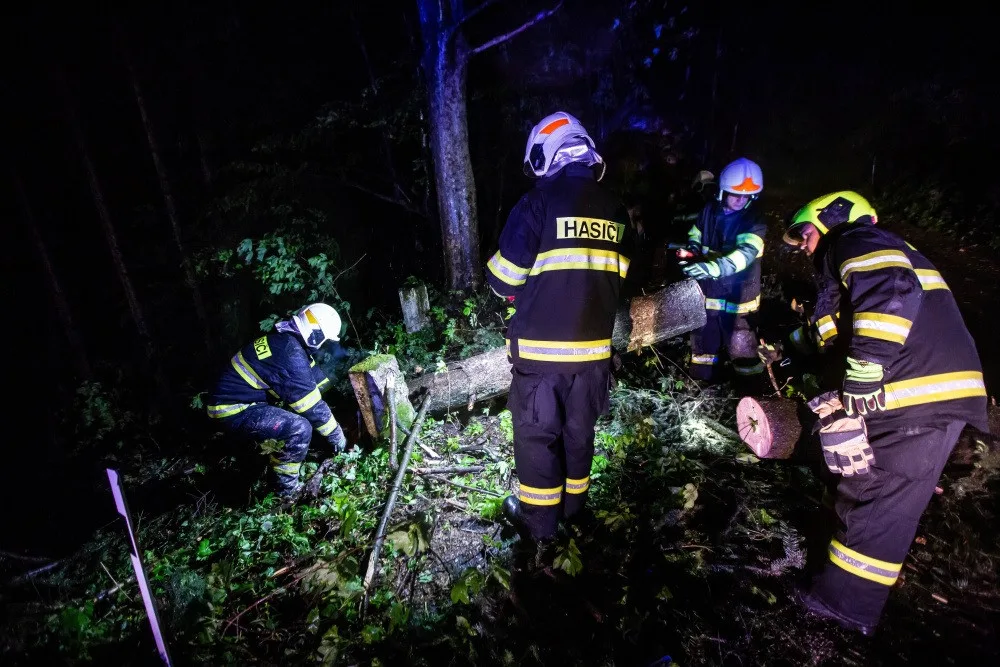 AKTUALIZUJEME: Kvůli silnému větru měli hasiči 130 výjezdů. Nejhorší byla situace na Trutnovsku
