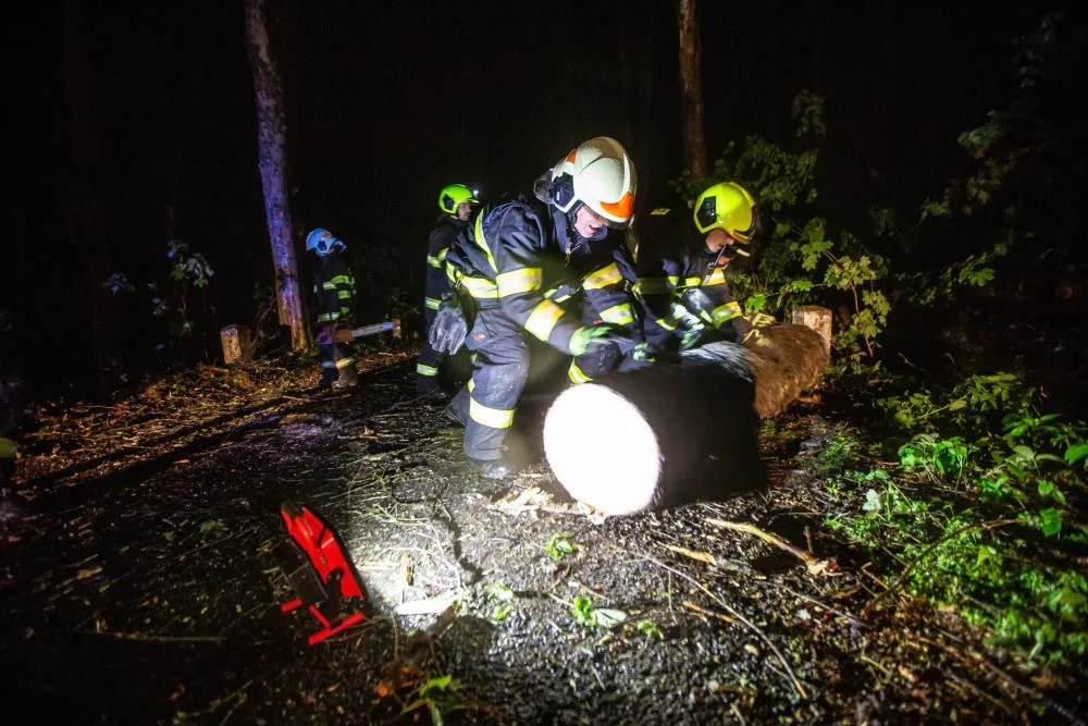 AKTUALIZUJEME: Kvůli silnému větru měli hasiči 130 výjezdů. Nejhorší byla situace na Trutnovsku