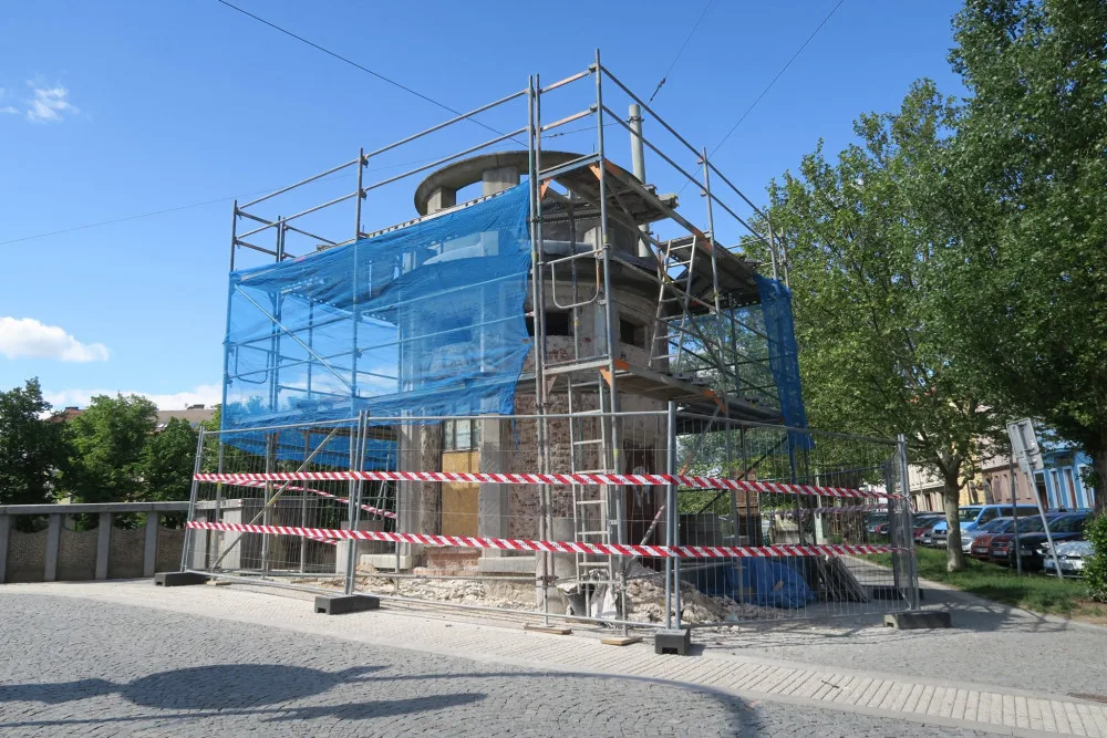 Rekonstrukce kiosku na Eliščině nábřeží v Hradci Králové bude hotová na podzim. Město hledá nájemce