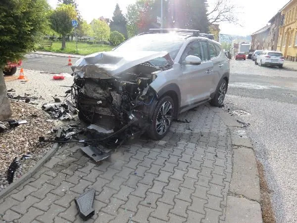 Mladík bez papírů zavinil dopravní nehodu, škoda je půl milionu korun. Druhý nabouraný řidič skončil v nemocnici