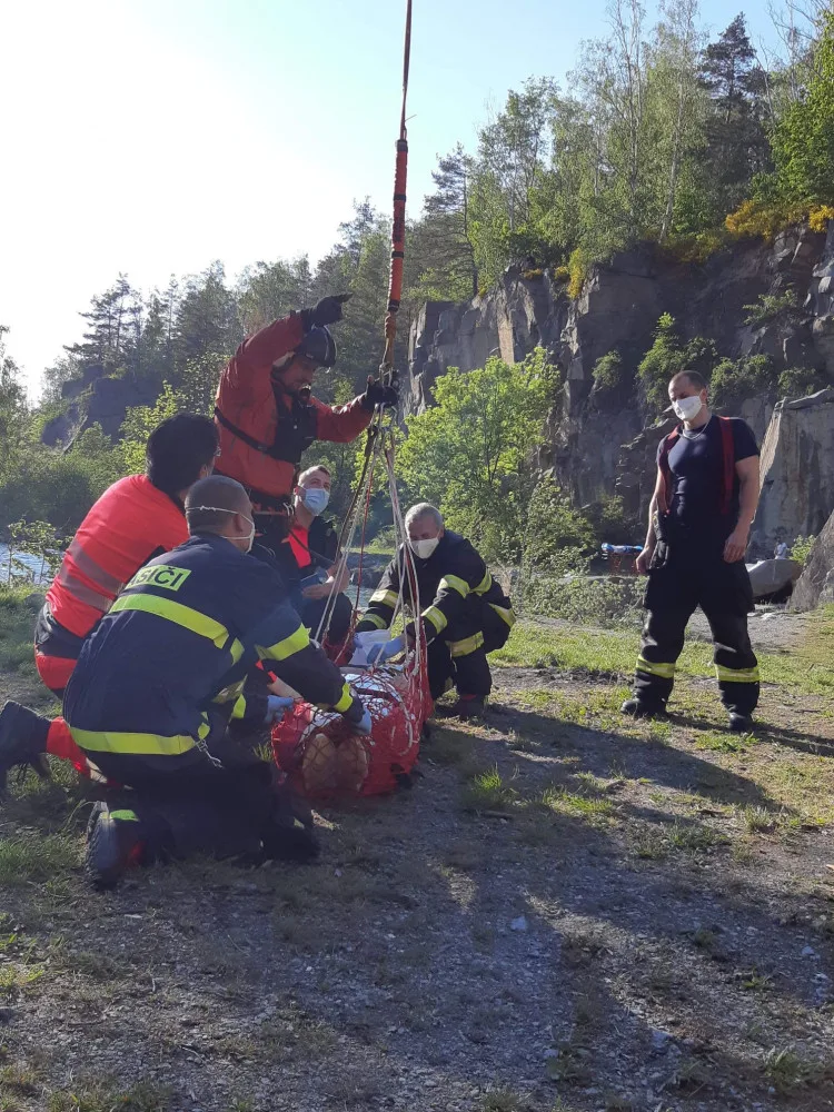 VIDEO: Vrtulník z Hradce Králové letěl pro třináctiletou dívku. Ta se zřítila do lomu